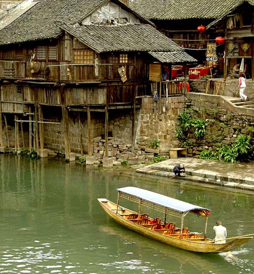 Domky v Zhangjiajie často stojí na dlouhých kůlech